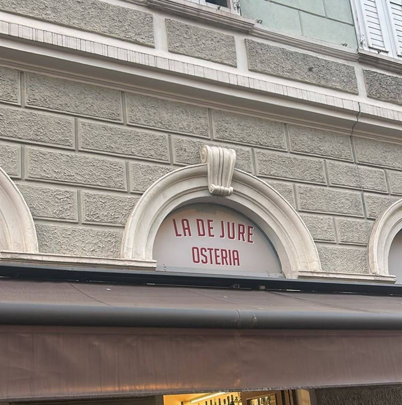 La facciata con l’insegna La De Jure Osteria