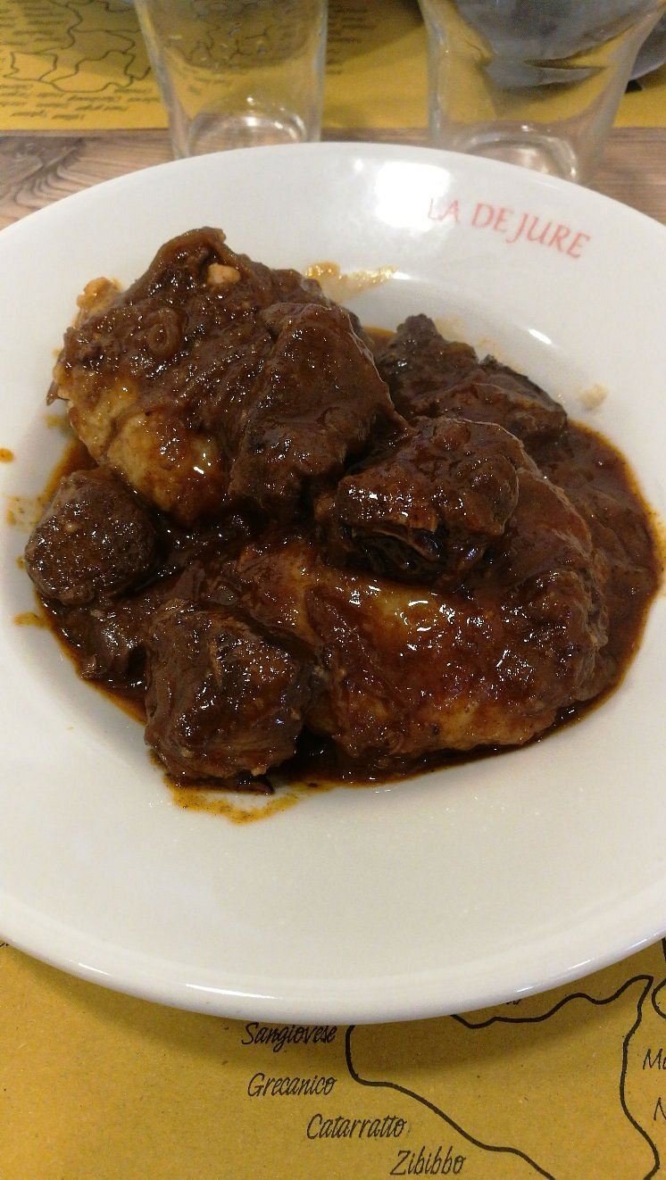 Goulash in umido nel piatto con la scritta La De Jure.