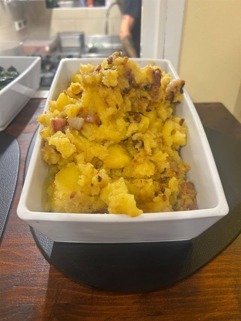 Una pirofila di patate in tecia rosolate con pancetta.