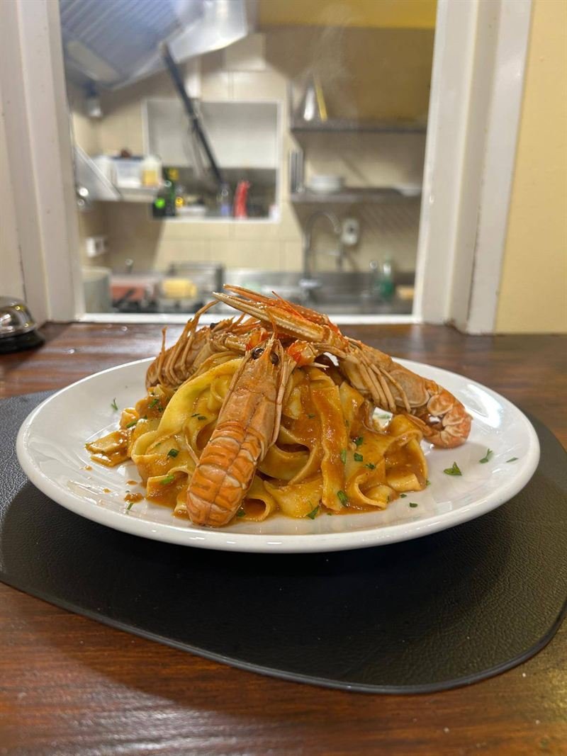 Tagliatelle agli scampi sul passe della cucina